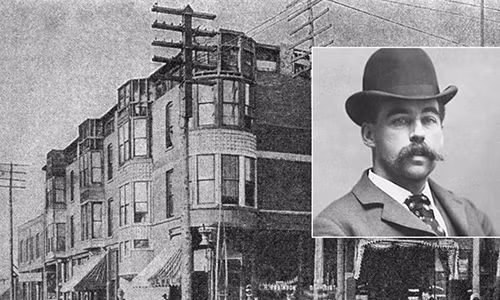 Sinh ra ở Gilmanton, New Hampshire, Mỹ năm 1861, kẻ giết người H. H. Holmes lớn lên trong một gia đình giàu có. Từ khi còn nhỏ, y được đánh giá là một đứa trẻ thông minh. Y sớm bộc lộ sự quan tâm đặc biệt đến y học. Một số báo cáo chỉ ra, tên sát nhân này từng thực hiện phẫu thuật trên động vật từ lúc còn nhỏ.