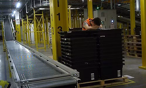 Công nhân Amazon ngủ đứng tại nhà máy của hãng bán lẻ này ở Tilbury, Essex.