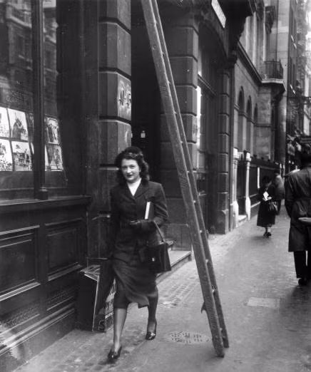 Tại Ba Lan, phụ nữ mang thai kiêng đi dưới một cái thang. Điều này xuất phát từ quan niệm mê tín tin rằng, nếu thai phụ đi dưới một cái thang thì sẽ làm cho đứa trẻ bị đè nén và kém phát triển. Khi chào đời, em bé sẽ bị nhẹ cân.