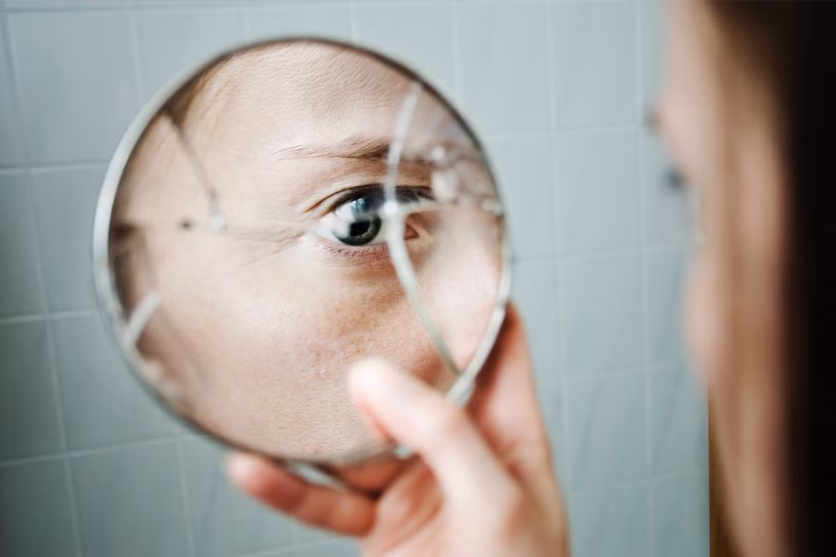 Nhiều nước trên thế giới quan niệm làm vỡ một chiếc gương sẽ gặp phải những điều tồi tệ, xui xẻo và đánh mất 7 năm may mắn.