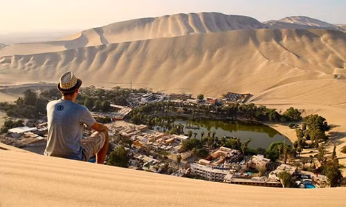 Ngôi làng Huacachina Oasis ở Peru giống như một viên ngọc xanh giữa sa mạc khô cằn.