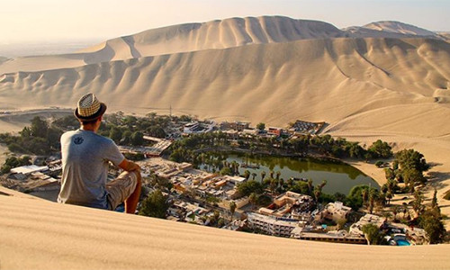 Ngôi làng Huacachina Oasis ở Peru giống như một viên ngọc xanh giữa sa mạc khô cằn.