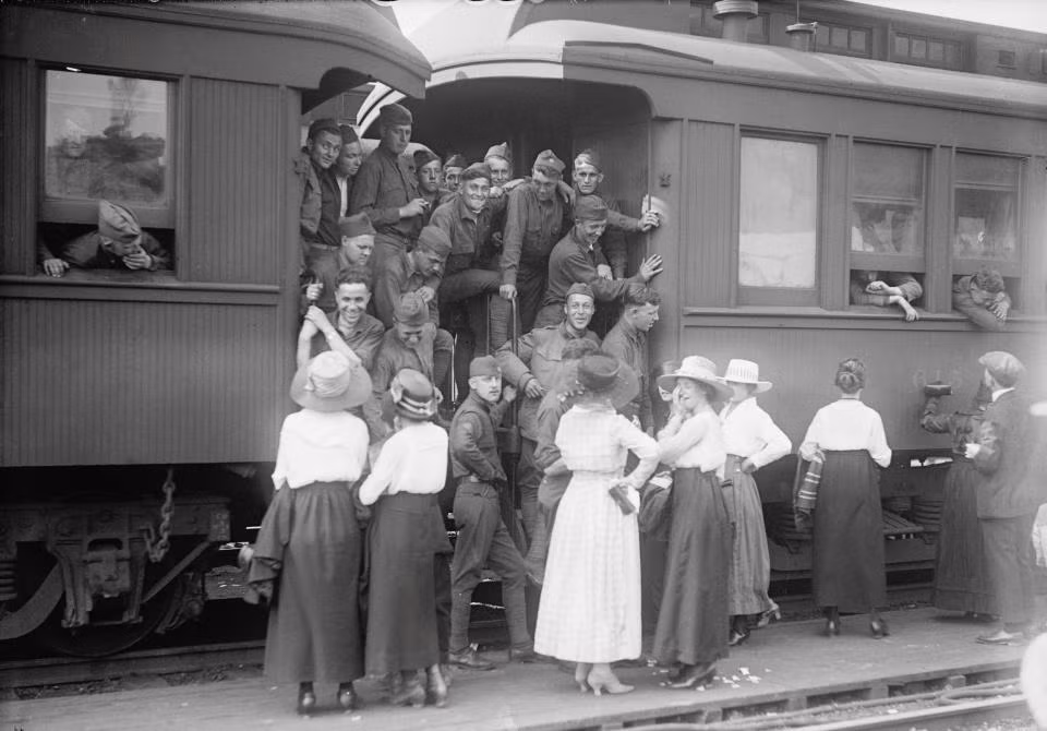 Những người lính Mỹ từ biệt gia đình, bạn bè lên đường ra tiền tuyến.