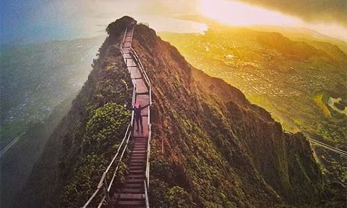Bậc thang Haiku - con đường đi bộ dài nằm trên đảo Oahu, Hawaii (Mỹ) trở thành điểm đến nổi tiếng. Khi đến địa điểm này, du khách có cảm giác như đang lạc vào xứ sở thần tiên.