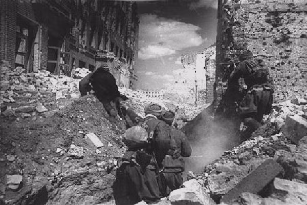 Khi Friedrich Paulus để quân Đức bại trận tại Stalingrad, Hitler vô cùng tức giận và tước quân hàm của viên tướng này.