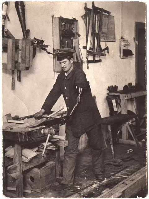 Người lính Đức làm việc chỉ với 1 cánh tay.