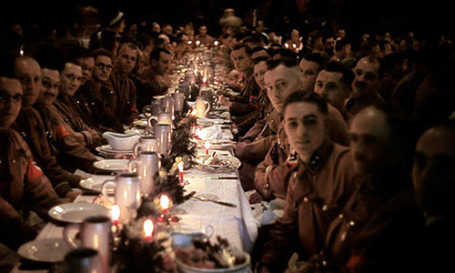 Các sĩ quan, binh sĩ của trùm phát xít Hitler tổ chức tiệc đón Giáng sinh năm 1941.