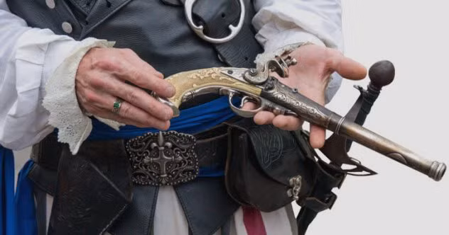 Mỗi lần ra biển thực hiện các vụ cướp táo bạo, Râu đen luôn mang theo 2 thanh gươm ở thắt lưng, nhiều súng và dao ở trên ngực.