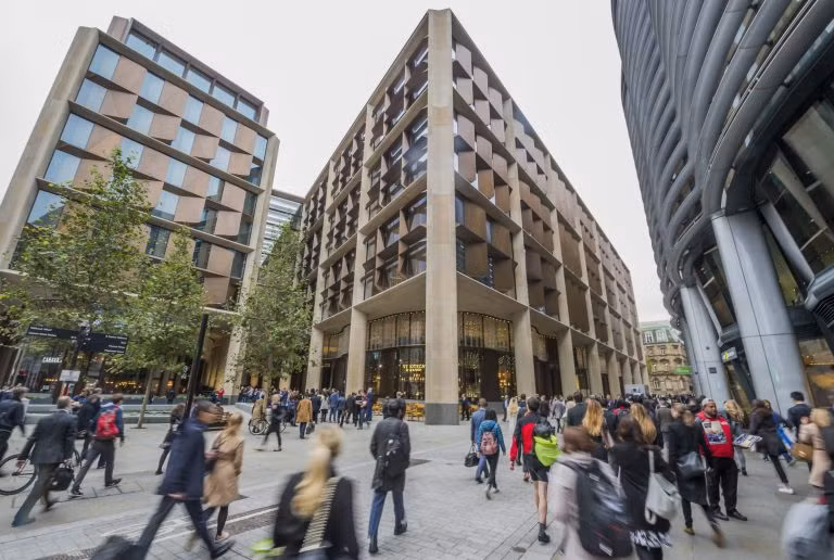 Ngày nay, du khách có thể ghé thăm tàn tích ngôi đền La Mã cổ xưa này bên dưới trụ sở của Bloomberg ở London, Anh.