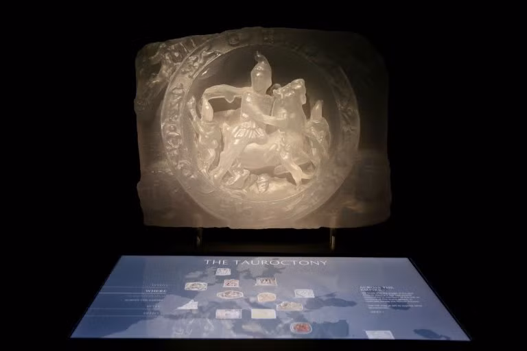 Một tác phẩm điêu khắc trong đền Mithras.