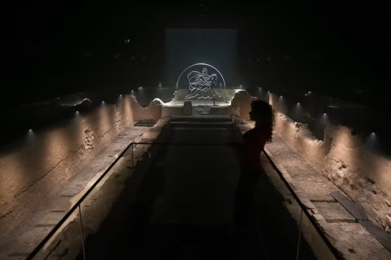 Vẻ đẹp huyền bí của ngôi đền Mithras khi nằm cách mặt đất 7m.