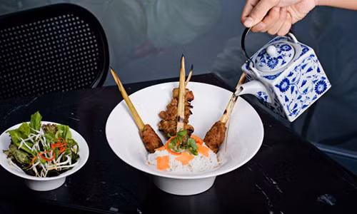 Khi tới quán MAD Society, thực khách có thể thưởng thức những món ăn nguyên bản được trình bày thú vị, như món bún chả này được chan nước dùng bằng ấm trà.