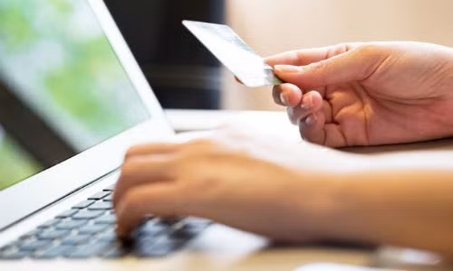 Nhin an, thuc trang canh sale: Dem Black Friday kiem 100 trieu dong