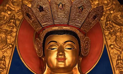 Theo thông tin từ người dân địa phương, gần 300 bức tượng và chiếc hòm sứ có chứa tro cốt hỏa táng được phát hiện trong khi tiến hành sửa đường vào tháng 12/2012. Nhóm khảo cổ của Hong Wu tiến hành khai quật toàn bộ bức tượng và chiếc hòm sứ có chứa tro cốt trong năm 2013.