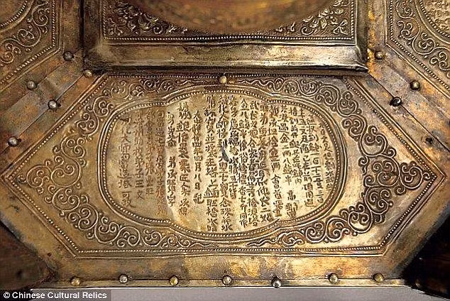 Hiện, giới chuyên gia chưa thể khẳng định hài cốt trong chiếc hòm sứ trên có thực sự thuộc về Đức Phật, người đã viên tịch cách đây 2.500 năm hay không.