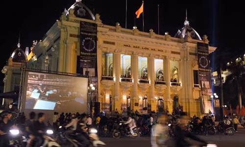 Nhà hát Lớn ở Hà Nội, nơi tổ chức các buổi trình diễn thường xuyên của dàn nhạc giao hưởng quốc gia Việt Nam, là một trong những địa điểm mà du khách nên ghé thăm. Tác phẩm nghệ thuật "Làng Tôi" biểu diễn tại Nhà hát Lớn gây ấn tượng sâu sắc khi kết hợp với những màn nhào lộn, uốn mình và tung hứng trên nền nhạc và chủ đề Việt Nam truyền thống.