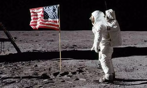 Trước hai nghi vấn này, Cơ quan Hàng không vũ trụ Mỹ (NASA) giải thích khi 2 phi hành gia khi Armstrong và Aldrin cắm cờ, họ phải xoay cán để nó ngập sâu xuống bề mặt. Chính hành động này khiến lá cờ bay phần phật.