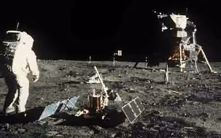 Một lý do khác khiến một số người cho rằng người Mỹ chưa từng đặt chân lên Mặt trăng là việc không có bất kỳ ngôi sao nào xuất hiện trong những bức ảnh và phim về cuộc đổ bộ.