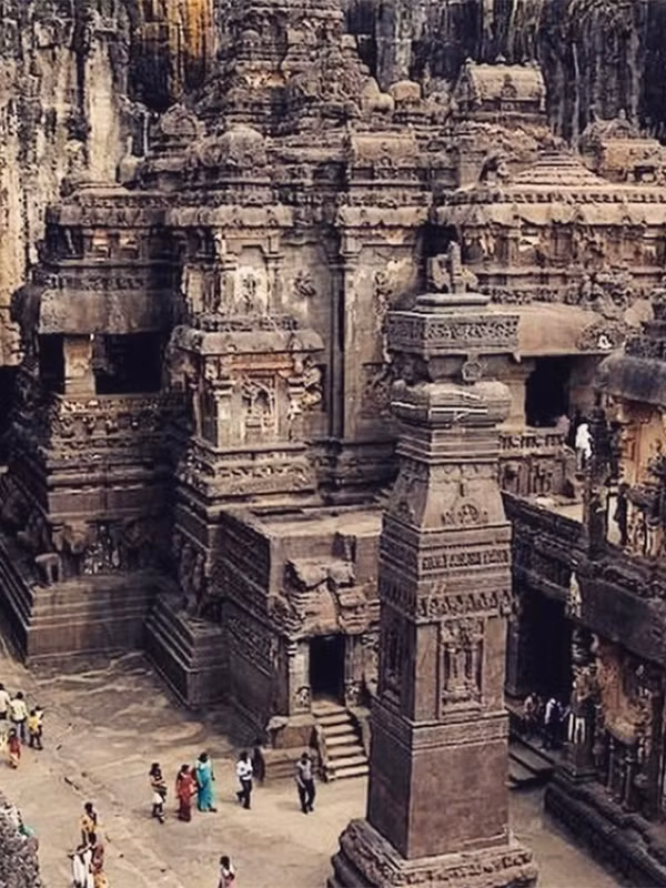 Quần thể hang động Ellora ở Ấn Độ.