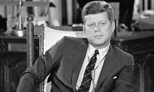 Tổng thống John F. Kennedy (1917 - 1963) là con thứ 2 trong gia đình có 9 người con của chính khách Joseph P. Kennedy. Ngay từ khi còn nhỏ, ông đã gặp một số vấn đề về sức khỏe như bệnh thủy đậu, sởi, ho gà hay sốt ban đỏ... Vị Tổng thống thứ 35 của Mỹ thường xuyên bị hành hạ bởi những căn bệnh quái ác.