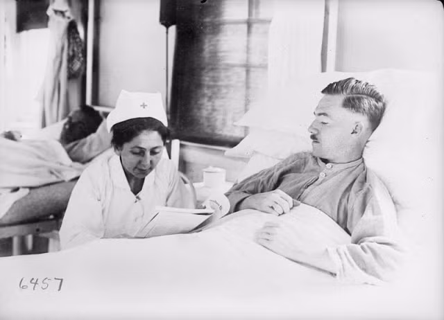 Người lính bị thương do mảnh vỡ bom đạn được nhân viên Hội chữ thập đỏ Mỹ điều trị tại Pháp năm 1918.