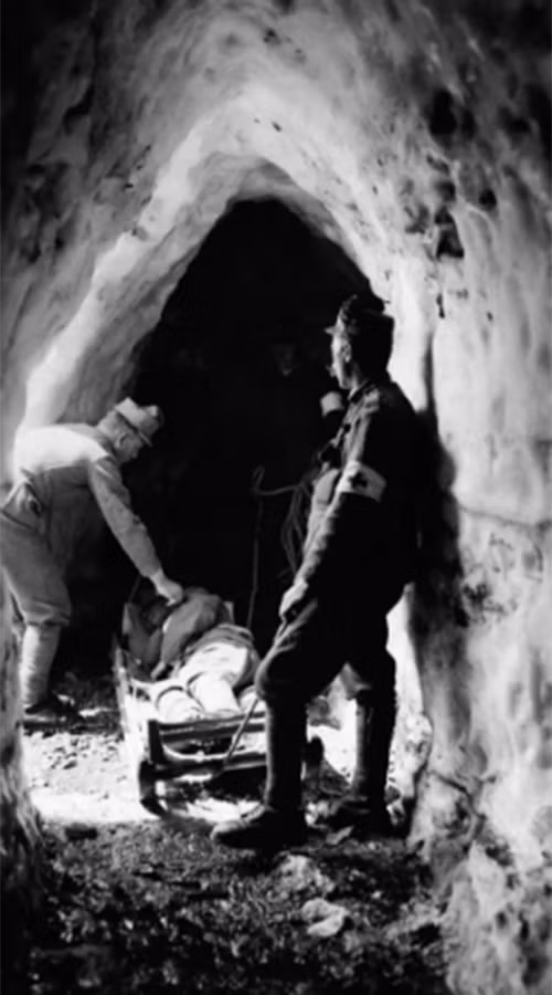 Một người lính Australia bị thương trong Chiến tranh thế giới 1 được đồng đội chăm sóc và đặt nằm trên một chiếc cáng.