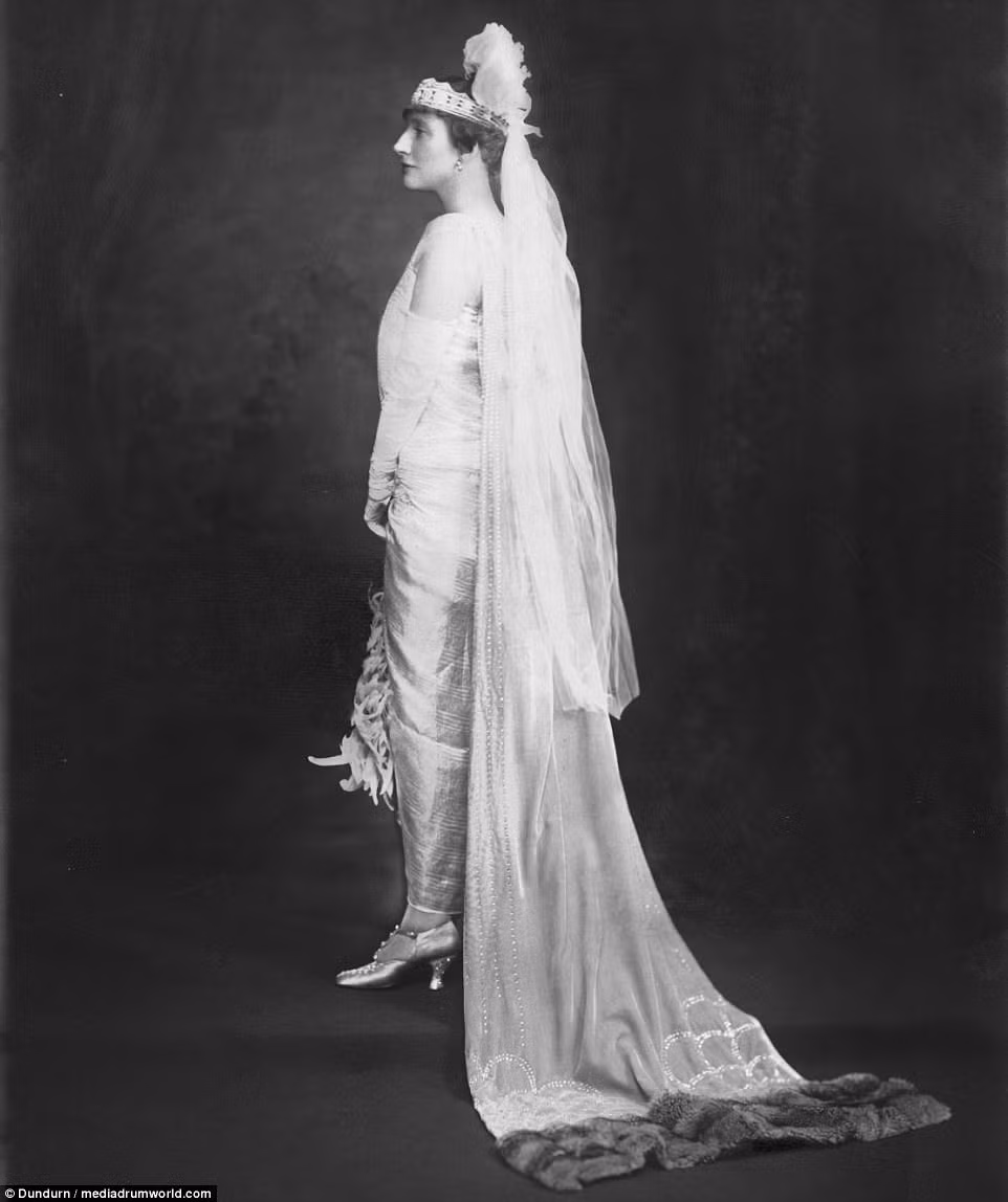 Sinh năm 1887, Louise Arner Boyd - người phụ nữ đầu tiên bay qua bầu trời Bắc Cực - được thừa hưởng khối tài sản khổng lồ sau khi cha mẹ lần lượt qua đời vào năm 1919 và 1920. Gia đình bà là một trong những người có danh tiếng nhất ở New York thời đó.