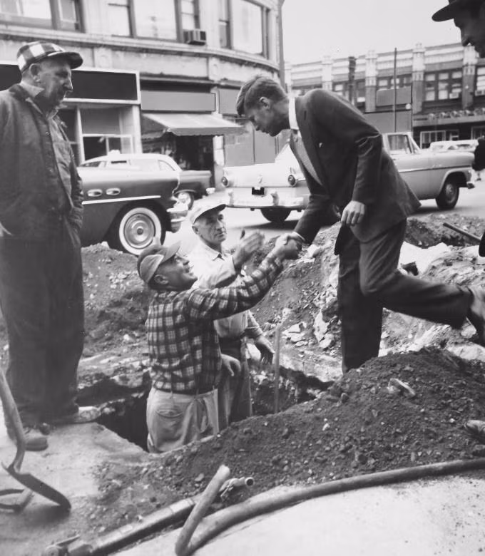 Sang đến ngày hôm sau, khi con tàu gần chìm, ông Kennedy và đồng đội quyết định bỏ tàu phóng ngư lôi PT 109 và bơi vào bờ thuộc hòn đảo Plum Pudding để tránh bị quân Nhật Bản tấn công.