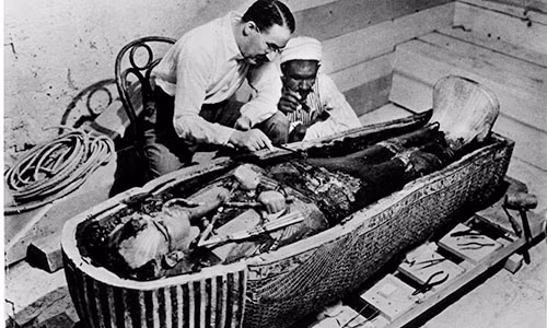 Xác ướp pharaoh Tutankhamun được đặt trong 3 lớp quan tài. Trong đó, chiếc quan tài thứ 3 được làm bằng vàng và được đặt trong 2 chiếc quan tài lớn ở bên ngoài.