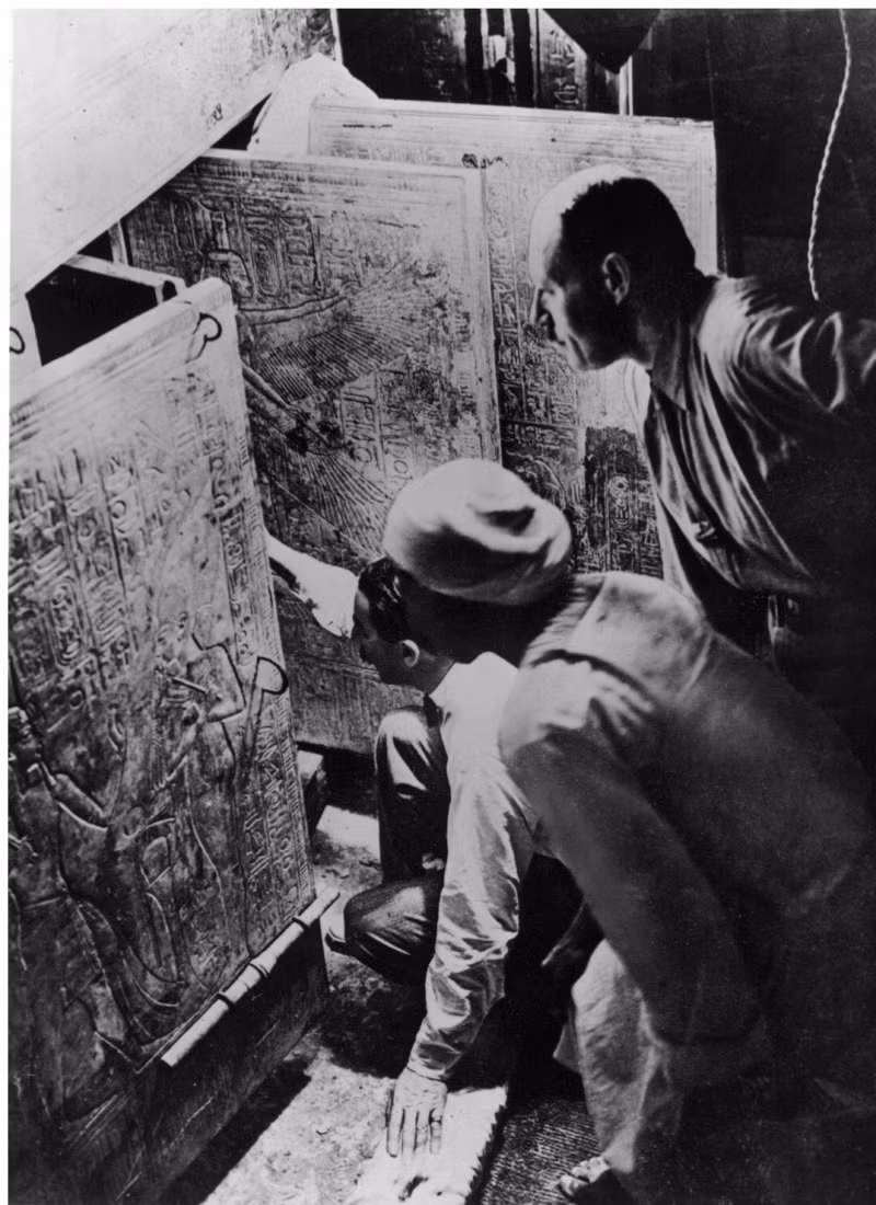 Vào ngày 4/11/1922, nhà khảo cổ học Ai Cập Howard Carter và nhóm của ông tìm thấy mộ của pharaoh Tutankhamun. Đây là một trong những phát hiện khảo cổ nổi bật nhất thế giới khi ngôi mộ còn nguyên vẹn với thi hài của pharaoh Ai Cập Tutankhamun cùng hàng ngàn đồ chôn cất vô cùng giá trị.