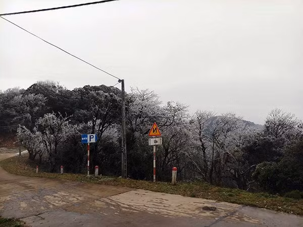 Hiện tượng thời tiết khắc nghiệt của mùa đông gây ảnh hưởng rất nhiều đến sinh hoạt cư dân địa phương nhưng lại thu hút rất đông du khách muốn được trải nghiệm cái lạnh của băng tuyết tới với đỉnh Phia Oắc.