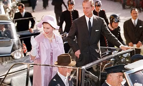 Nữ hoàng Elizabeth II và Hoàng thân Philip tại Rome năm 1961.