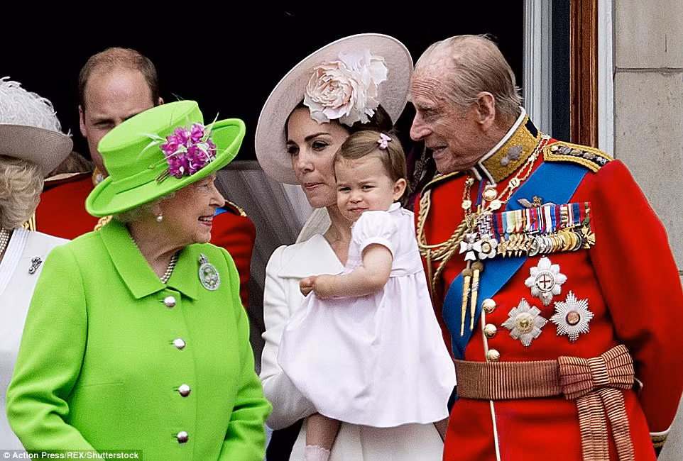 Nữ hoàng Elizabeth II và Hoàng thân Philip chụp ảnh cùng vợ chồng hoàng tử William - công nương Kate bên công chúa Charlotte trong buổi lễ diễu hành mừng sinh nhật Nữ hoàng năm 2016.