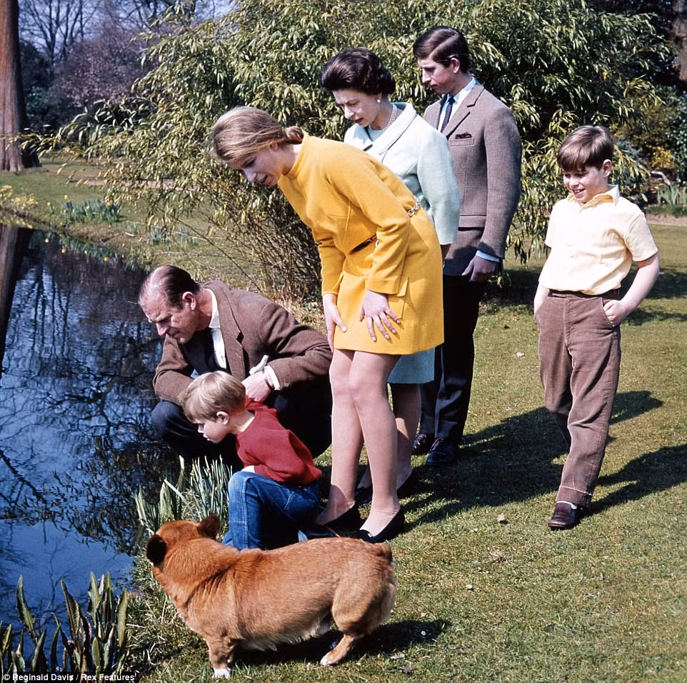 Vợ chồng Hoàng thân Philip - Nữ hoàng Elizabeth II bên 4 người con.