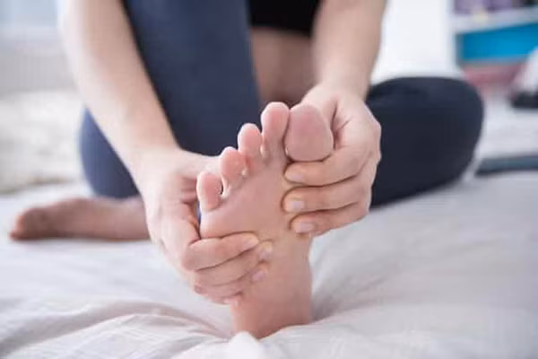 Chuột rút khi ngủ bắt nguồn từ độc tố trong thuốc lá. Khi đi vào cơ thể, chúng gây ảnh hưởng xấu đến mạch máu, gây nên các bệnh như xơ cứng động mạch, thu hẹp khoang mạch máu, huyết khối…Khi khả năng lưu thông máu giảm, các chất chuyển hóa ở chân không bài tiết kịp thời, cộng thêm cơ thể không cung cấp đủ máu và oxy cho chi dưới dẫn đến hiện tượng chuột rút.