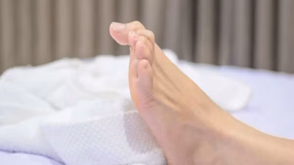 Chuột rút khi ngủ. Chuột rút là cơn đau ở chân do sự co thắt cơ đột ngột. Tình trạng này thường xảy ra vào ban đêm, kéo dài vài phút.