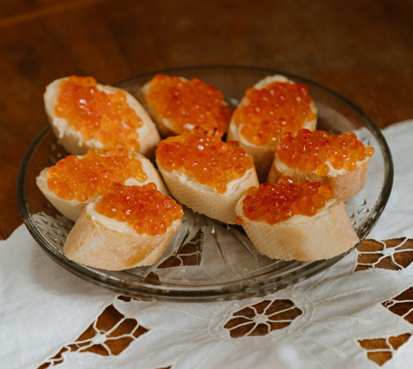 Trứng cá muối. Cách tốt nhất để kiểm tra độ tươi của trứng cá muối là ngửi nó. Trứng cá tươi hầu như không có mùi, trong khi trứng cá hư có mùi tanh sực. Nếu vẫn nghi ngờ về độ tươi ngon, bạn có thể dùng nước để thử trứng. Khi thực hiện, trứng cá muối tươi sẽ chìm xuống đáy, trong khi trứng cá muối chua hoặc hết hạn sử dụng sẽ nổi lên trên bề mặt.