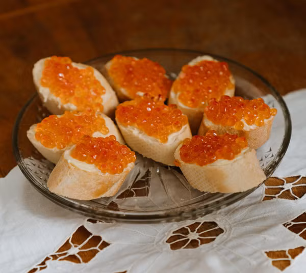 Trứng cá muối. Cách tốt nhất để kiểm tra độ tươi của trứng cá muối là ngửi nó. Trứng cá tươi hầu như không có mùi, trong khi trứng cá hư có mùi tanh sực. Nếu vẫn nghi ngờ về độ tươi ngon, bạn có thể dùng nước để thử trứng. Khi thực hiện, trứng cá muối tươi sẽ chìm xuống đáy, trong khi trứng cá muối chua hoặc hết hạn sử dụng sẽ nổi lên trên bề mặt.