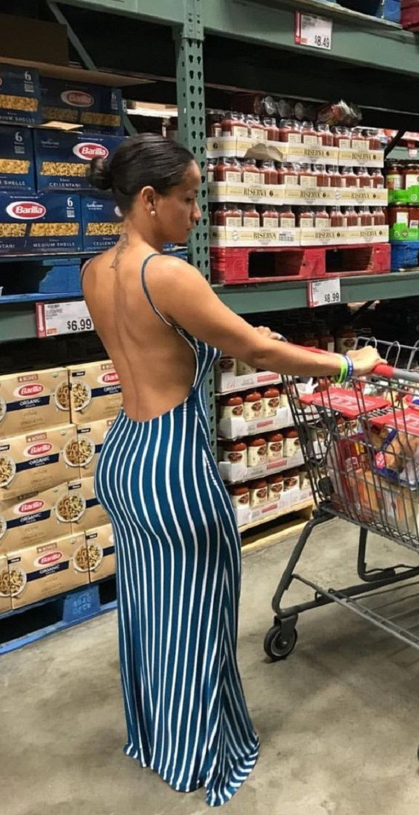 Thực tế, mặc hở đi siêu thị không hề hiếm. Dạo quanh các trang mạng xã hội, không khó để bắt gặp những hình ảnh ăn mặc thiếu vải như thế này.