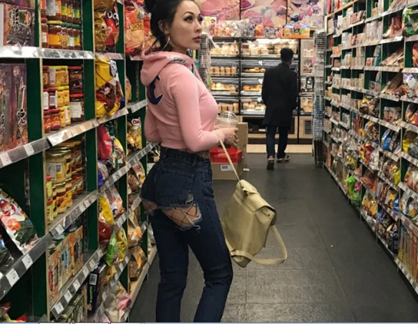 Chia sẻ hình ảnh tạo dáng bên kệ hàng, nhiều người được khen mặc đẹp, cá tính. Tuy vậy, có không ít bạn trẻ ăn mặc sexy, sa đà khoe thân khiến người nhìn cảm thấy “nhức mắt”.