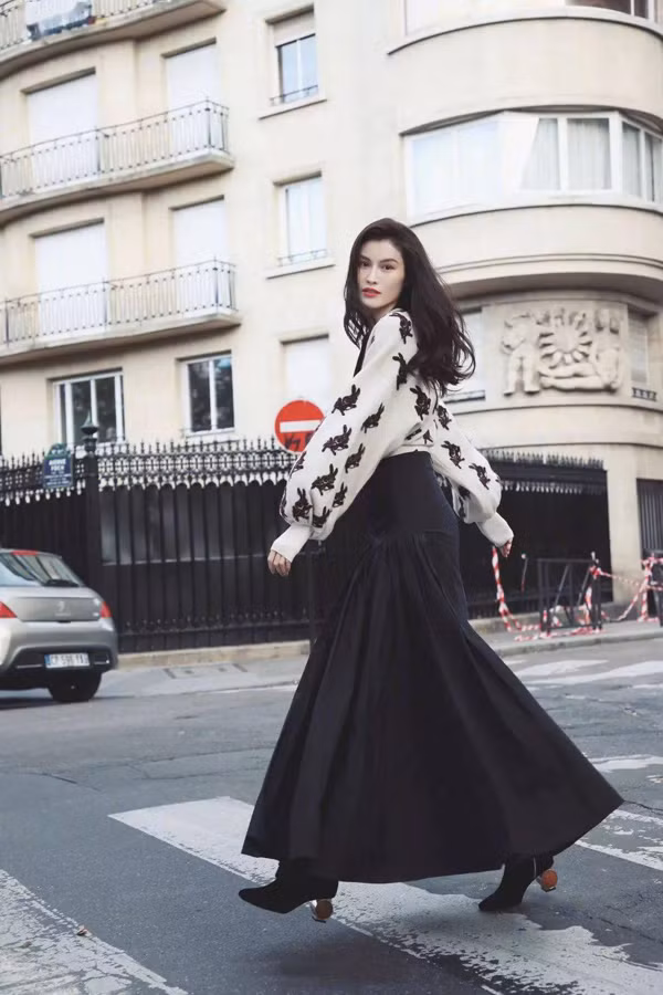 Vào mùa xuân, thời tiết dần ấm lên, phụ nữ có thể kết hợp áo với chân váy. Nhìn tổng thể, bạn gái sẽ có vẻ ngoài vừa gợi cảm vừa trẻ trung.