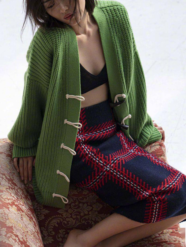 Được biết, cardigan không phải item mới lạ. Nó có nguồn gốc từ nước Anh xa xôi, được sử dụng suốt thời gian dài. Đặc trưng của mẫu áo này là những chiếc áo len xẻ ngực, có một hàng khuy dài. Trải qua nhiều năm tháng, mẫu áo được biến tấu đi khá nhiều, phù hợp hơn với gu thẩm mỹ người dùng.