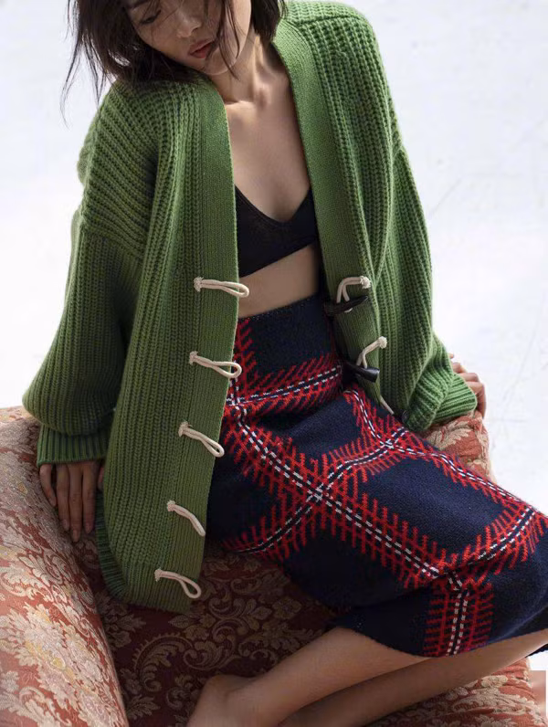 Được biết, cardigan không phải item mới lạ. Nó có nguồn gốc từ nước Anh xa xôi, được sử dụng suốt thời gian dài. Đặc trưng của mẫu áo này là những chiếc áo len xẻ ngực, có một hàng khuy dài. Trải qua nhiều năm tháng, mẫu áo được biến tấu đi khá nhiều, phù hợp hơn với gu thẩm mỹ người dùng.