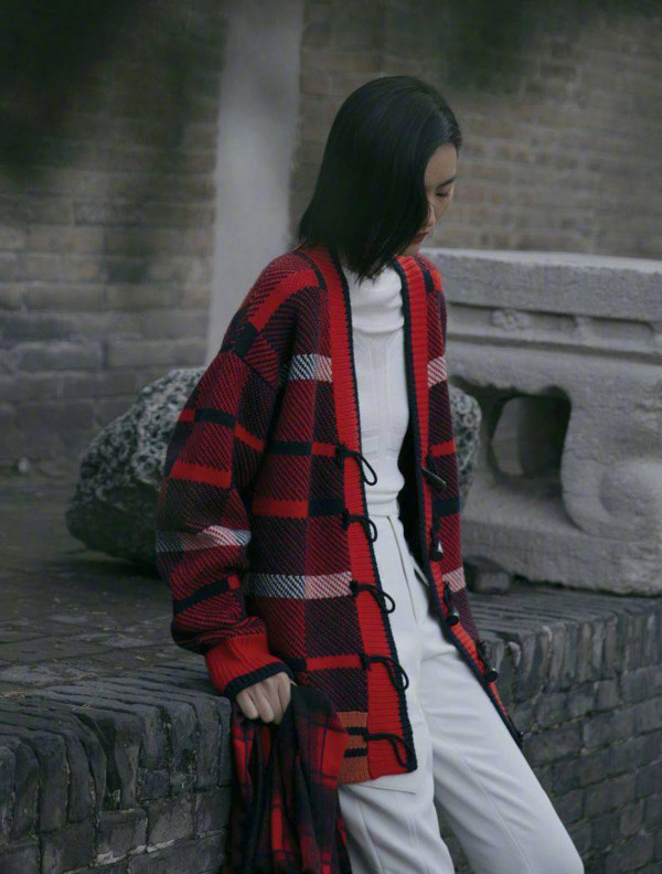 Người ưa sự phóng khoáng có thể chọn áo “bà già” vặn thừng, tạo sóng. Mẫu mã này tạo cảm giác xuề xòa song không ủ rũ.