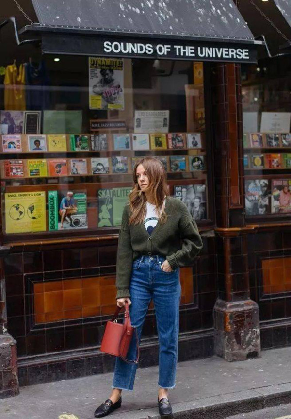 Chị em thân hình mập mạp nên mặc áo len cổ tròn bên trong. Mẫu áo sẽ giúp bạn giấu bụng, tổng thể thon gọn đáng kể.