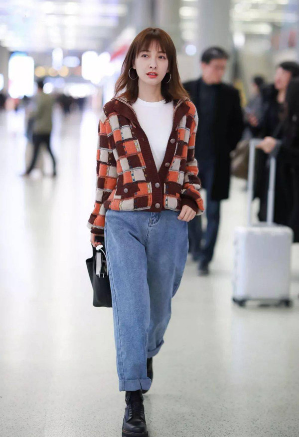 Để mặc đẹp cardigan, bạn có thể kết hợp áo với quần jean. Thiết kế mỏng nhẹ ở thân trên với màu be hoặc xanh lam thân dưới giúp hack tuổi đáng kể, thoải mái vận động.