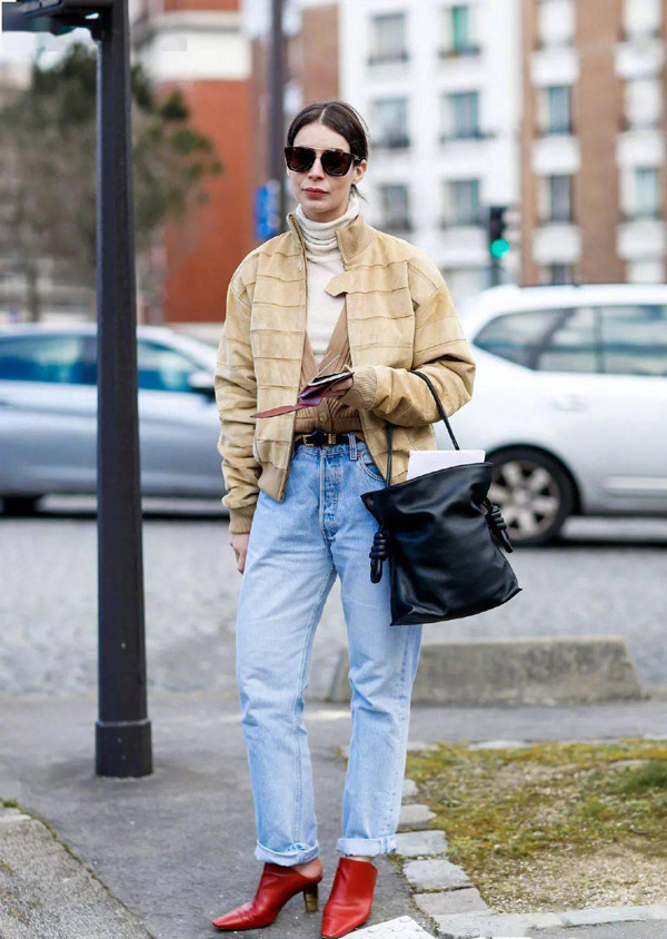 Khi thời tiết giảm sâu, chị em chú ý mặc áo cao cổ bên trong rồi khoác cardigan bên ngoài. Điểm chút son đỏ sẽ mang tới cảm giác ấm sực, tràn đầy sức sống.