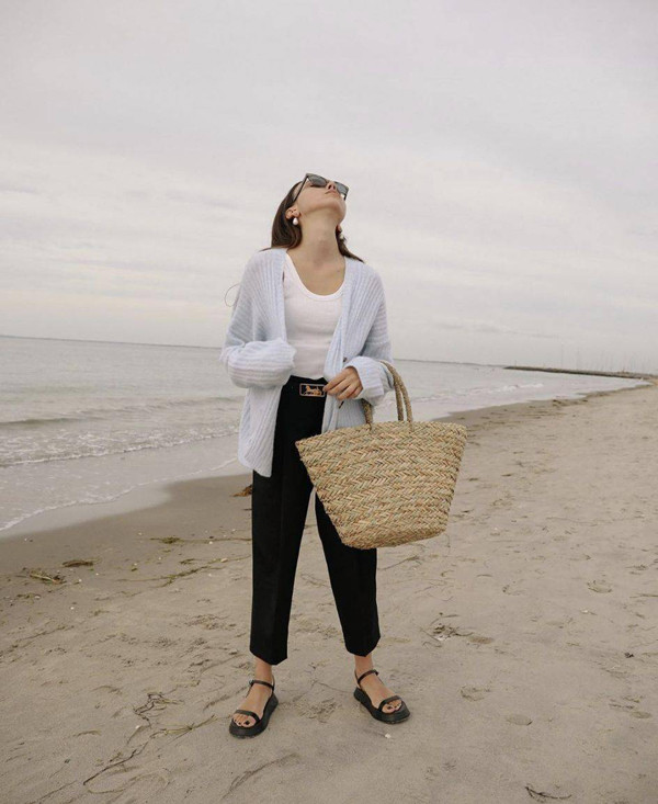 Quần tây cũng dễ dàng phối với mẫu áo “bà già”, tạo nên vẻ thanh tú, khí chất nho nhã, trí thức.