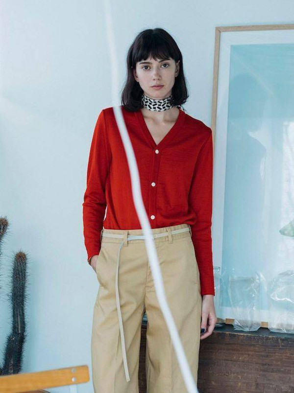 Trường hợp mặc cardigan với quần ống rộng, phụ nữ nên chọn sản phẩm đơn lẻ, sắc độ đậm nhạt khác nhau để tạo hiệu ứng thứ bậc.