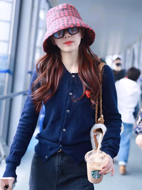 Một điều tuyệt vời của mẫu áo “bà già” này là nó phù hợp với cả nam lẫn nữ, người lớn và trẻ em. Thiết kế phù hợp mặc bốn mùa xuân, hạ, thu, đông. Cụ thể, chất liệu len hợp mặc trong thời tiết se lạnh thu đông. Mùa hè, thời tiết nắng nóng song cardigan vẫn có thể sử dụng khoác hờ trong phòng điều hòa.